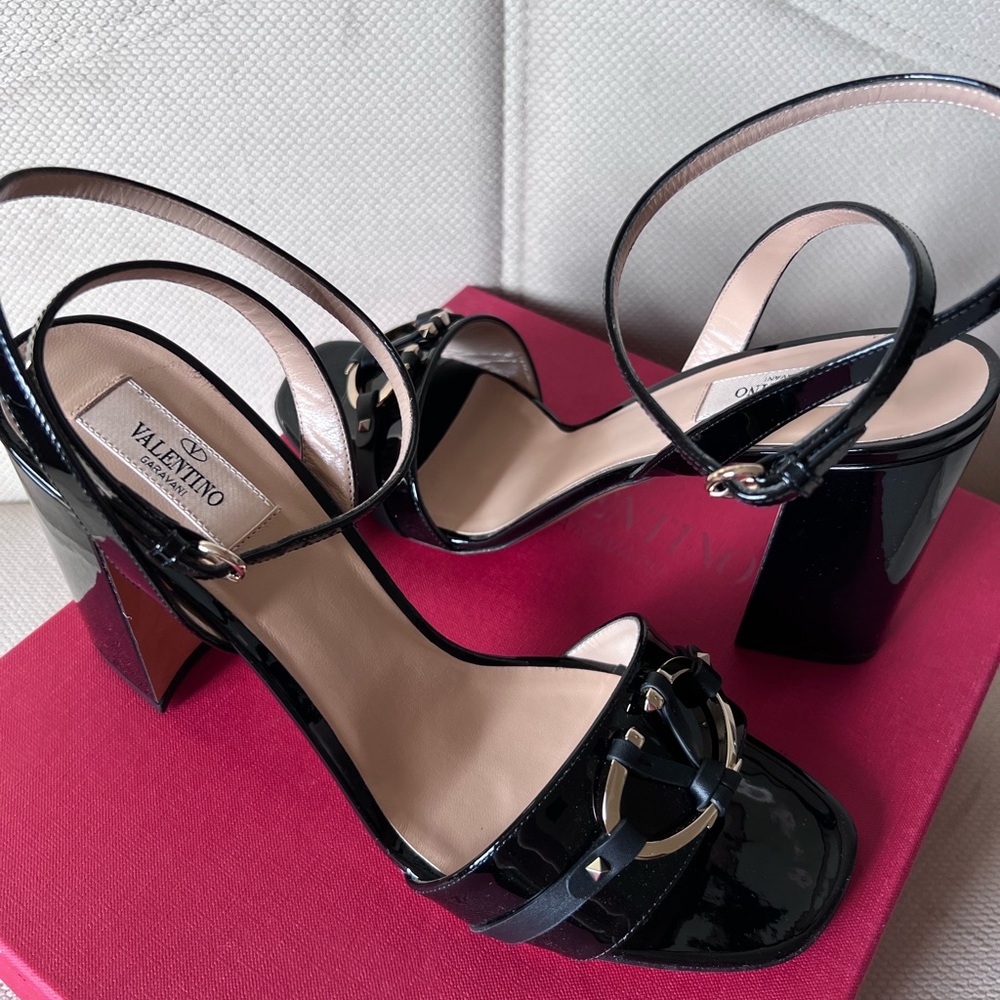 Valentino Garavani V-Rivet block heels. - Picture 8 of 10